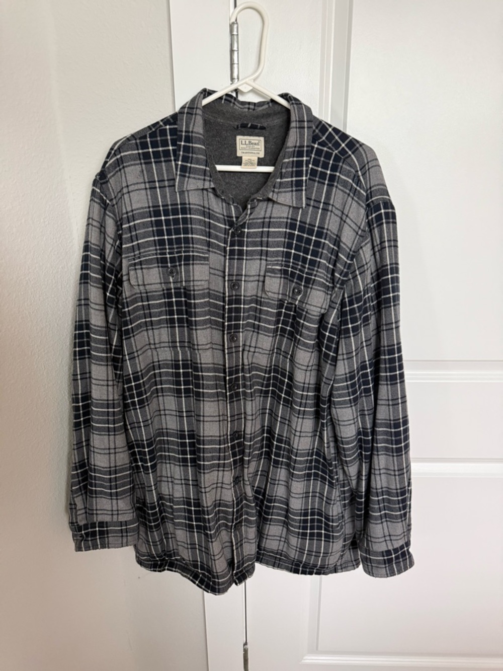 L.L. Bean Men's Black and Gray Plaid Lightweight Shirt Jacket